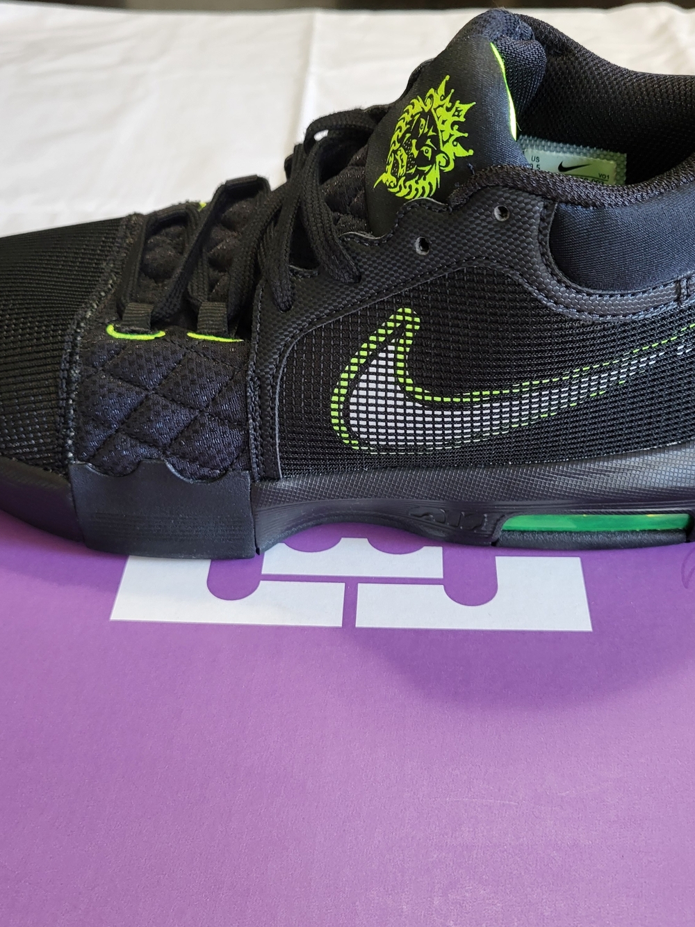 *NEW* Nike LeBron Witness 8 Basketball Shoes Black Green Men's Size 9.5 Women 11